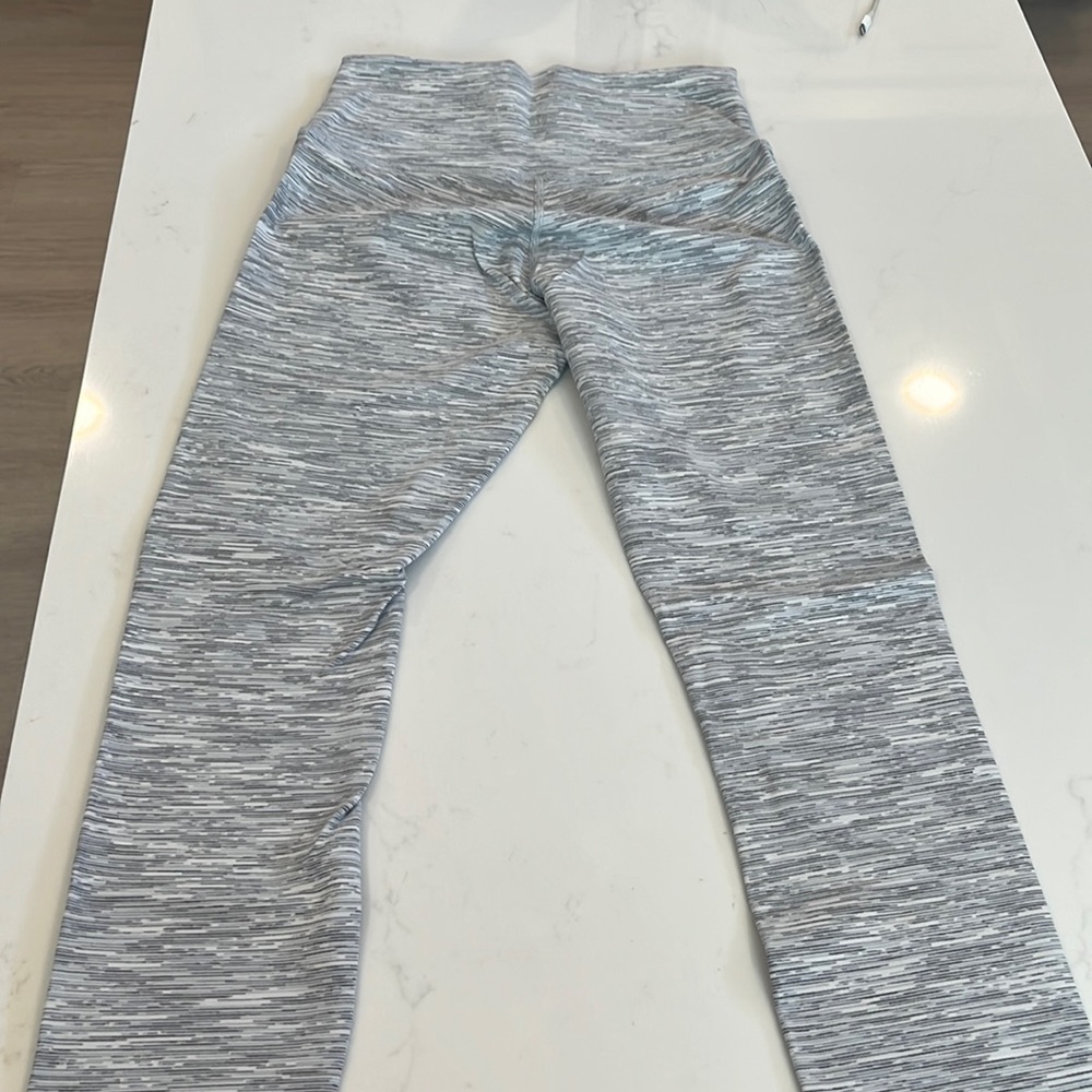 Lululemon aligns SZ6 cropped EUC
